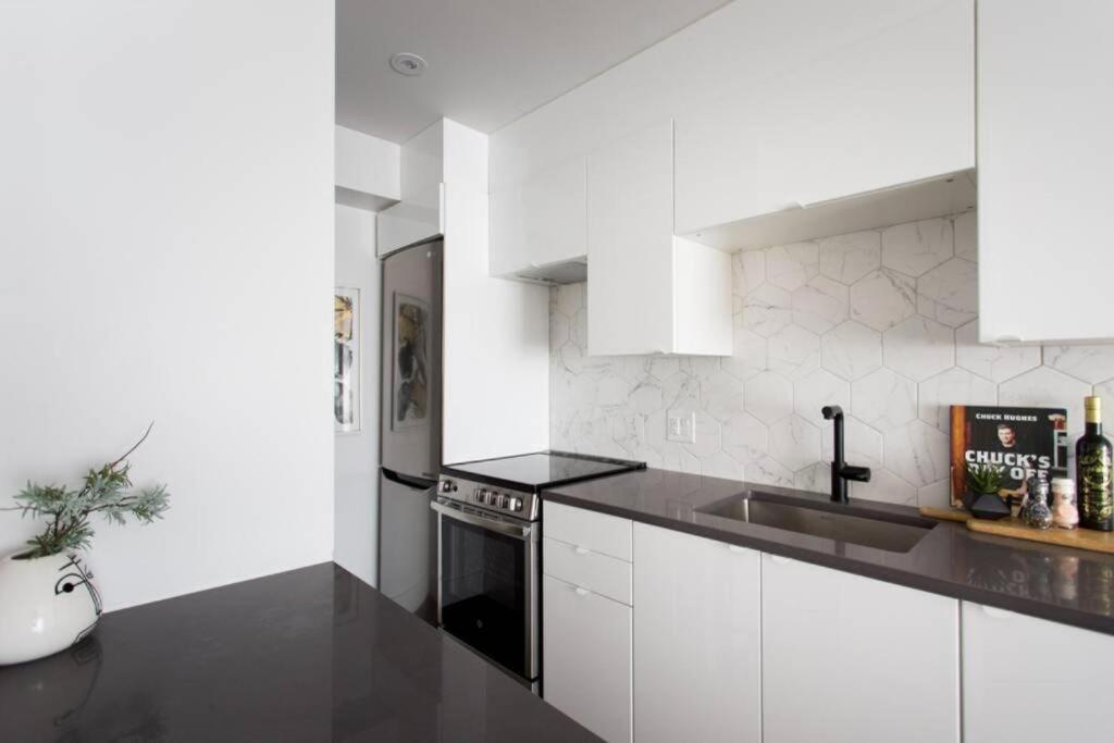 Wonderful Studio In Little Italy With Full Bath By Den Stays Montreal Exterior foto