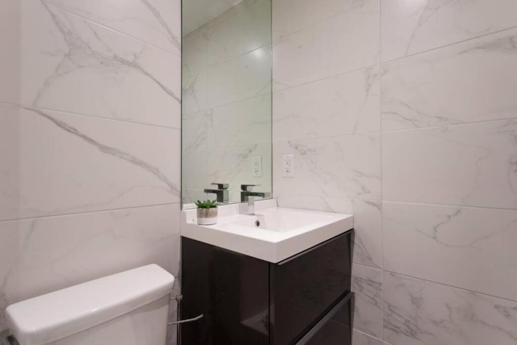 Wonderful Studio In Little Italy With Full Bath By Den Stays Montreal Exterior foto