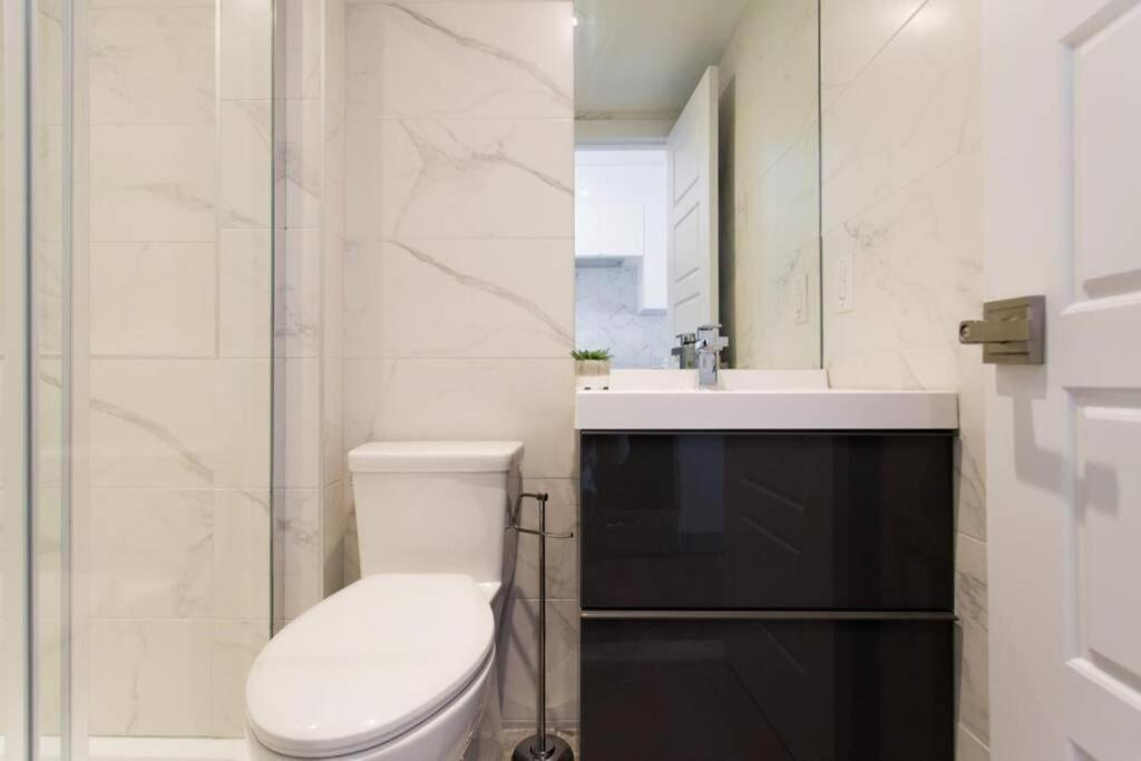 Wonderful Studio In Little Italy With Full Bath By Den Stays Montreal Exterior foto