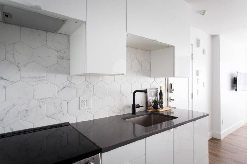 Wonderful Studio In Little Italy With Full Bath By Den Stays Montreal Exterior foto